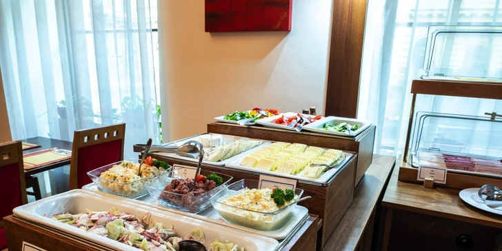 Pobyt v luxusním 4* hotelu u Václavského náměstí: snídaně, projižďka i privátní wellness