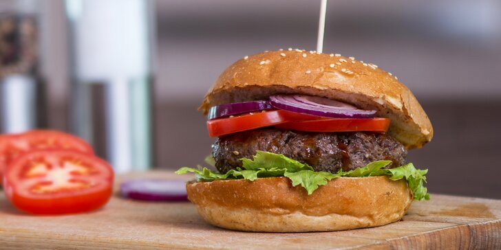 Burger menu: 100% hovězí z jihočeského chovu s americkou BBQ omáčkou