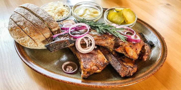 Pečená marinovaná žebra s rozpečeným domácím chlebem