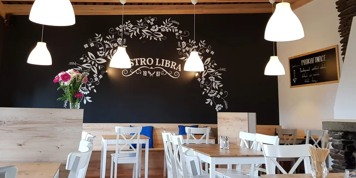 Pečená marinovaná žebra s rozpečeným domácím chlebem