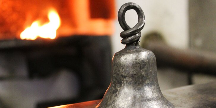 3–5 hodin v kovárně: kurz s kovářem a výroba zvonečku, svícnu nebo nože
