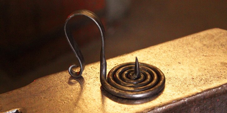 3–5 hodin v kovárně: kurz s kovářem a výroba zvonečku, svícnu nebo nože