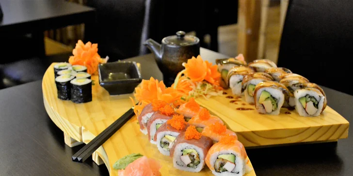 Set se 14, 20, 28 i 40 ks maki a roll včetně speciálních druhů sushi
