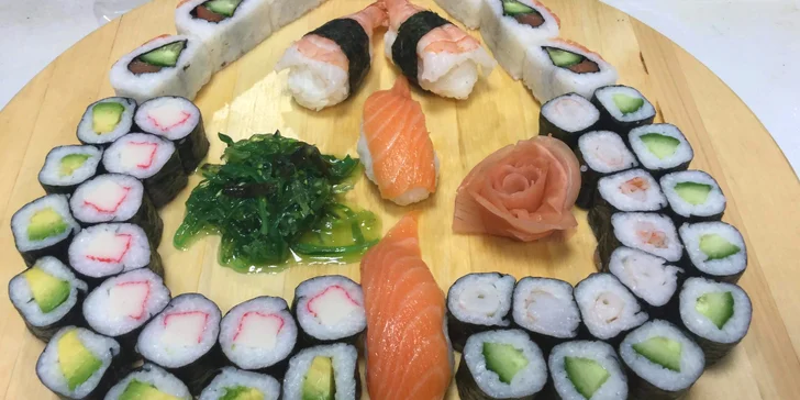 Sushi sety s 24, 40 nebo 44 kousky vyskládanými do tvaru srdce