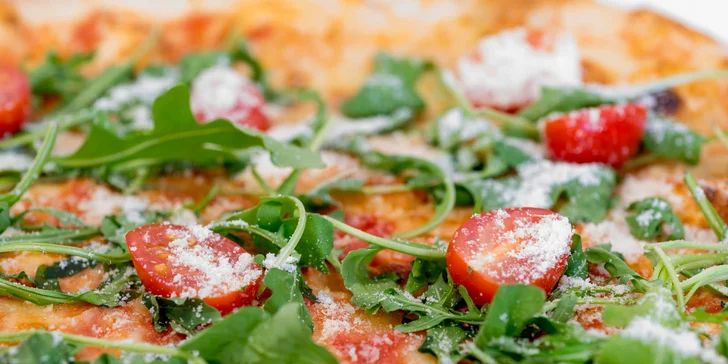 Pizza podle výběru a domácí ledový čaj nebo limonáda pod Pražským hradem