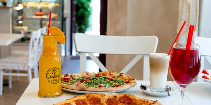 Pizza podle výběru a domácí ledový čaj nebo limonáda pod Pražským hradem