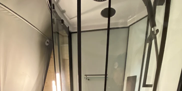 Súčasťou iglu je aj kúpeľňa so sprchou, WC a umývadlom.