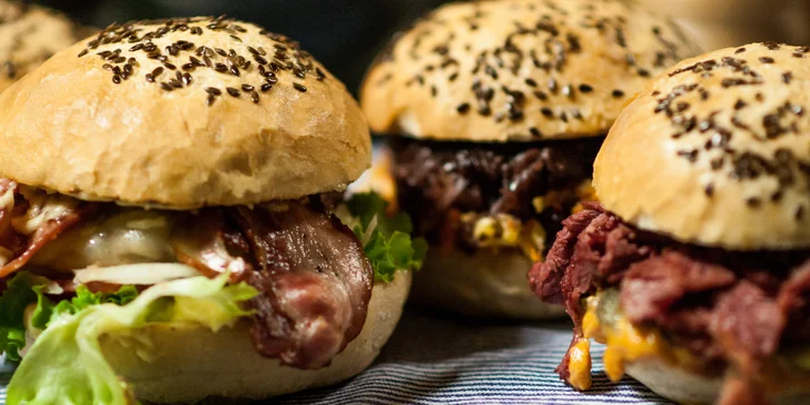Burgerové menu s hovězím masem nebo kozím sýrem na Vinohradech