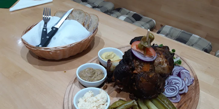 1 nebo 2 pečená vepřová kolena i s chlebem, zeleninou, hořčicemi a křenem