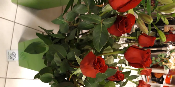 Čerstvé tulipány nebo růže v šesti barvách - darujte jeden, nebo poskládejte pugét