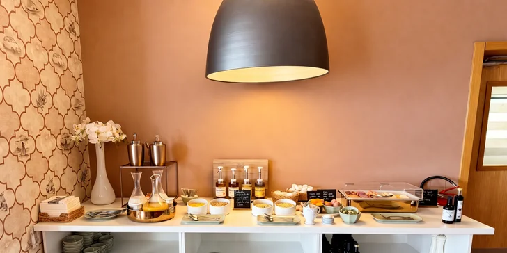 Raňajky sa podávajú formou bufetu.