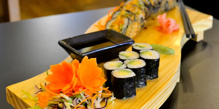 Set se 14, 20, 28 i 40 ks maki a roll včetně speciálních druhů sushi