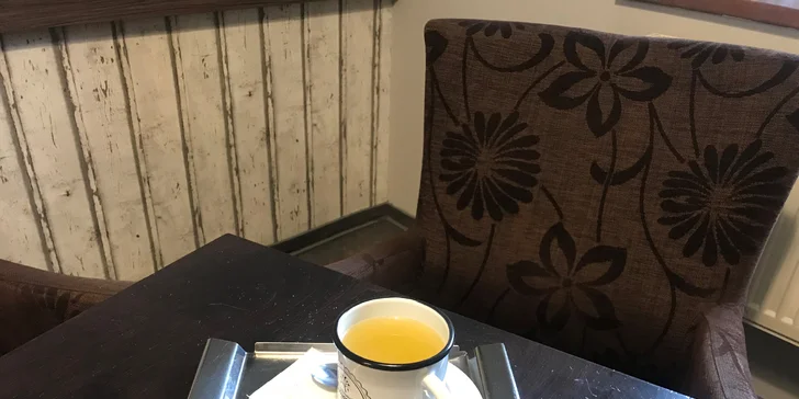 Palačinka, káva a bio limonáda v kavárně v Kunratické tvrzi s výstavou