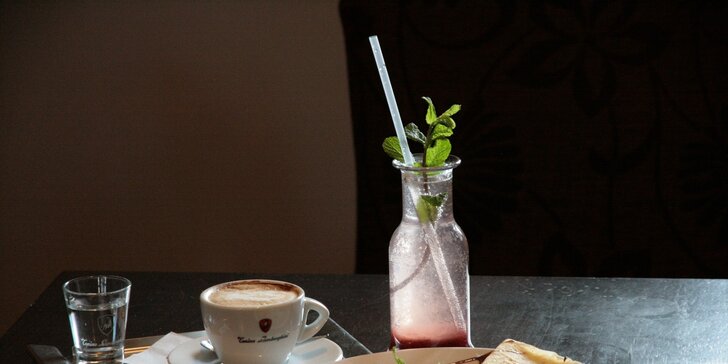 Palačinka, káva a bio limonáda v kavárně v Kunratické tvrzi s výstavou