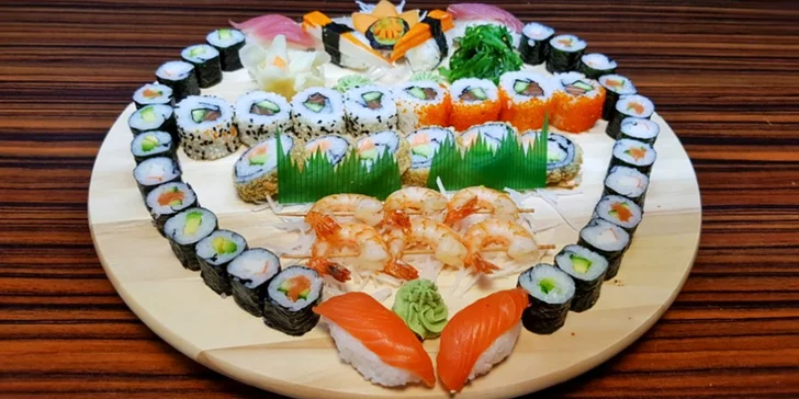 Sushi set se 46 kousky, salátem, mořskými řasami, wasabi a zázvorem
