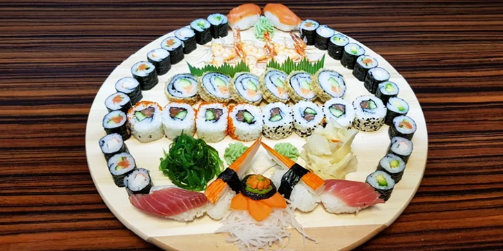 Sushi set se 46 kousky, salátem, mořskými řasami, wasabi a zázvorem