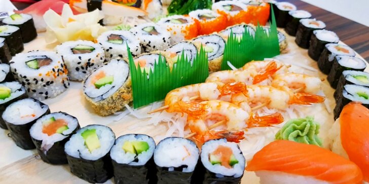 Sushi set se 46 kousky, salátem, mořskými řasami, wasabi a zázvorem