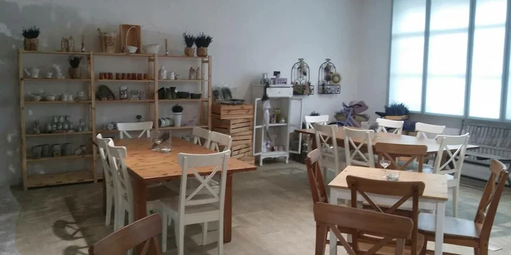 Romantické menu s květy: 5 chodů zdobených bio levandulí, víno i limonáda