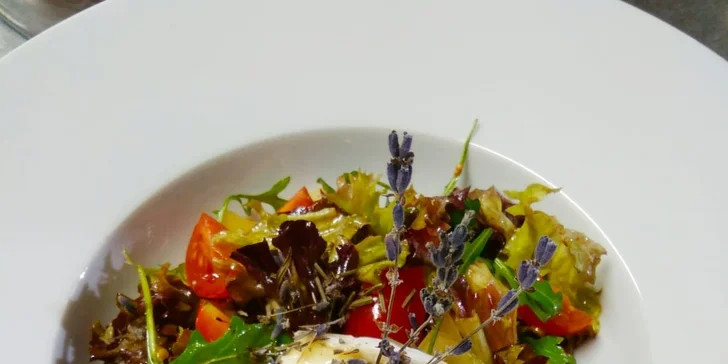 Romantické menu s květy: 5 chodů zdobených bio levandulí, víno i limonáda