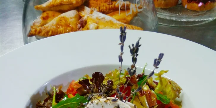 Romantické menu s květy: 5 chodů zdobených bio levandulí, víno i limonáda