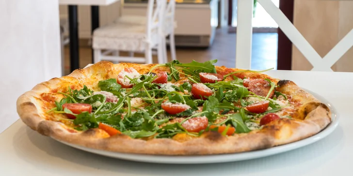 Pizza podle výběru a domácí ledový čaj nebo limonáda pod Pražským hradem