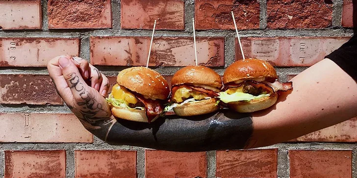Svačina do ruky: burger Hovězák s 50 g masa, hranolky nebo salát a pití