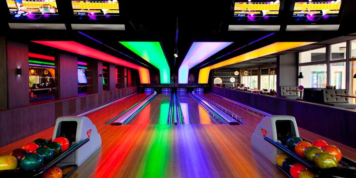 Vykutálená zábava až pro 8 osob: 1 nebo 2 hodiny bowlingu i s pivem či Cuba Libre