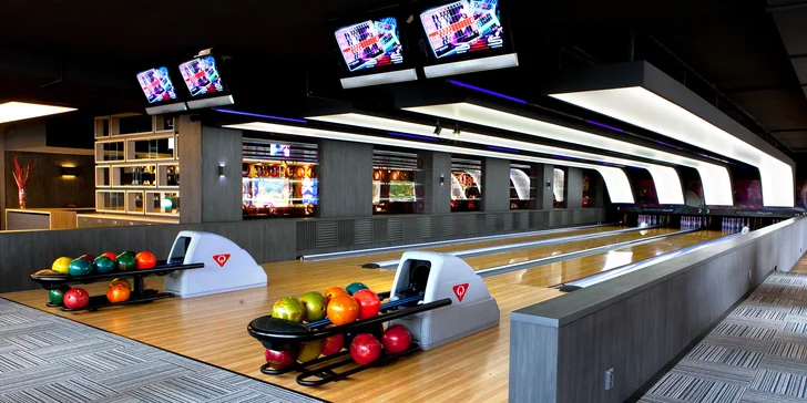 Vykutálená zábava až pro 8 osob: 1 nebo 2 hodiny bowlingu i s pivem či Cuba Libre