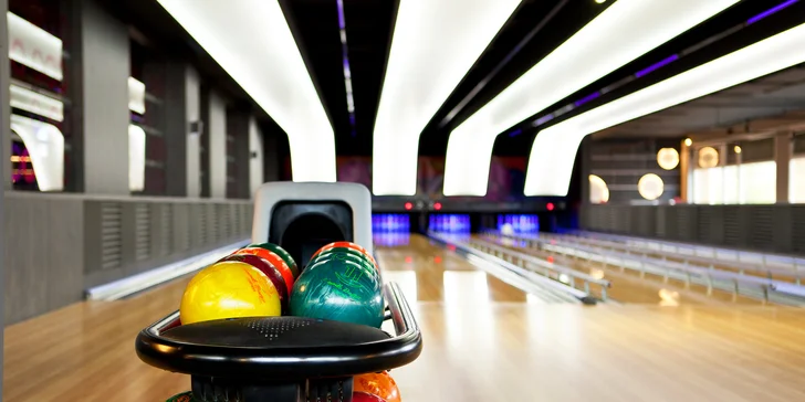 Vykutálená zábava až pro 8 osob: 1 nebo 2 hodiny bowlingu i s pivem či Cuba Libre