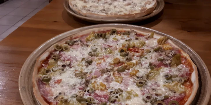 Dvě křupavé pizzy o průměru 32 cm na odnos s sebou a limonáda