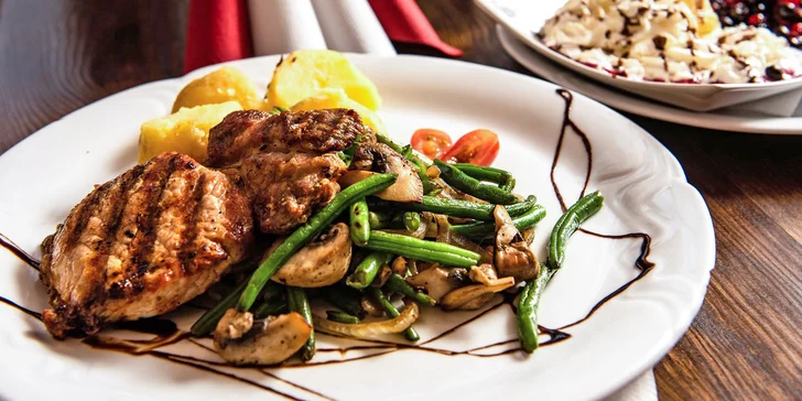 Valentýnské menu pro 2 osoby: panenka či krkovička i horké lesní ovoce