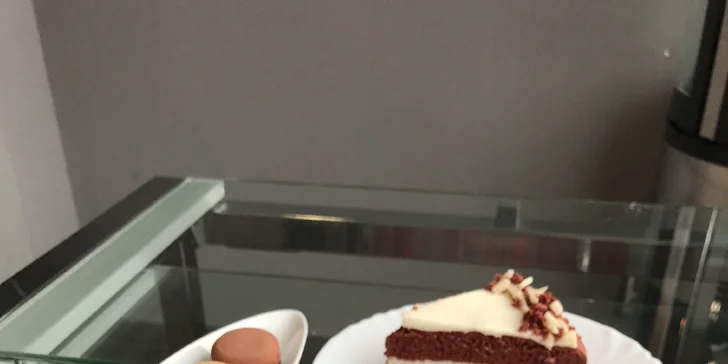 Káva, čaj i horká čokoláda nebo valentýnský sekt se zákusky dle výběru