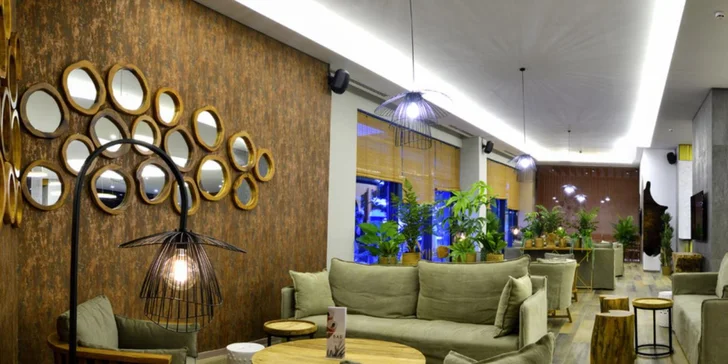 Pro chvíle odpočinku jsou k dispozici designové bary, přičemž střešní bar nabízí drinky s panoramatickým výhledem, který se neomrzí.