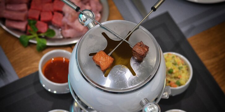 Ochutnejte fondue bourguignonne: 3 druhy masa z farmy, 6 dipů a bageta