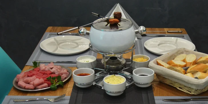 Ochutnejte fondue bourguignonne: 3 druhy masa z farmy, 6 dipů a bageta