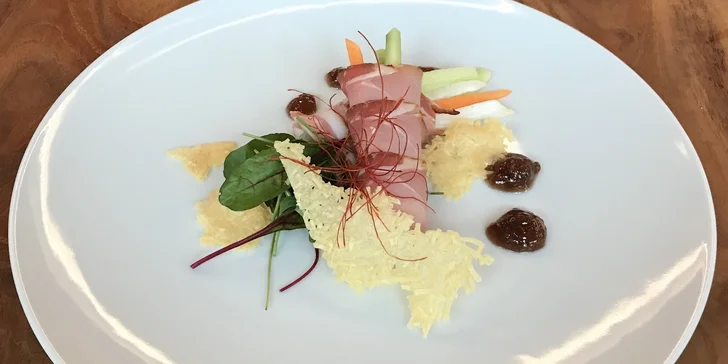4chodové valentýnské menu: přípitek, uzený losos, kachní prso i tygří krevety