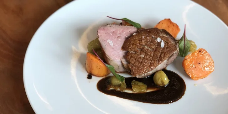 4chodové valentýnské menu: přípitek, uzený losos, kachní prso i tygří krevety
