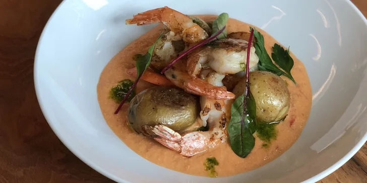 4chodové valentýnské menu: přípitek, uzený losos, kachní prso i tygří krevety