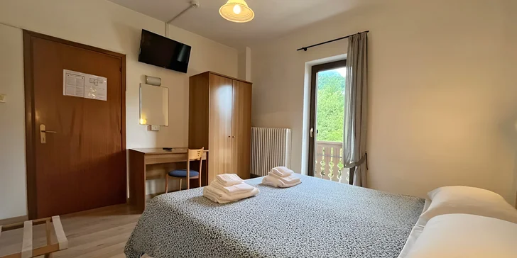 V nabídce hotelu jsou dvou- a třílůžkové pokoje v horském stylu.