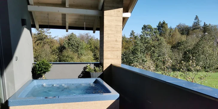 Součástí apartmánu s vířivkou je prostorná terasa s výhledem do okolí.
