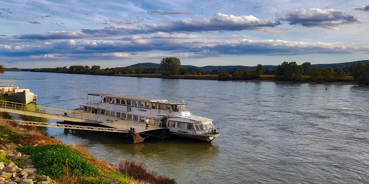 Výlet za poznáním Bratislavy: doprava busem i plavba lodí po Dunaji v ceně