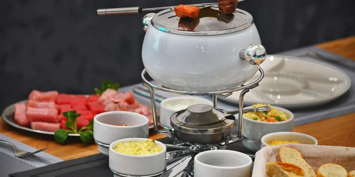 Ochutnejte fondue bourguignonne: 3 druhy masa z farmy, 6 dipů a bageta