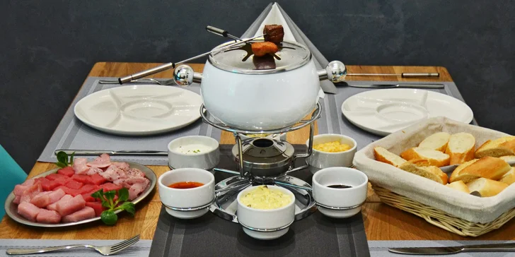 Ochutnejte fondue bourguignonne: 3 druhy masa z farmy, 6 dipů a bageta