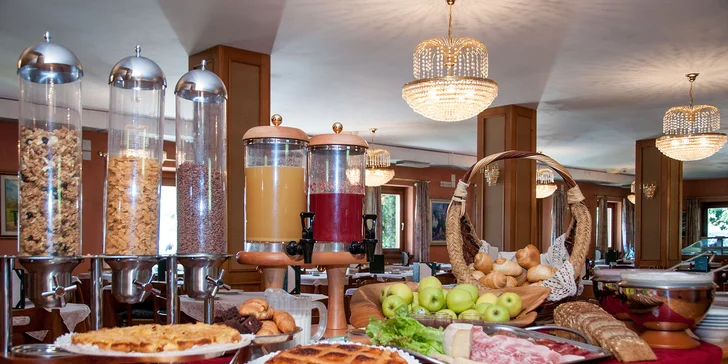 Snídaně zahrnuje nejrůznější koláče, sýry, uzeniny, pečivo, marmelády, cereálie a nechybí ani croissanty či italská káva.