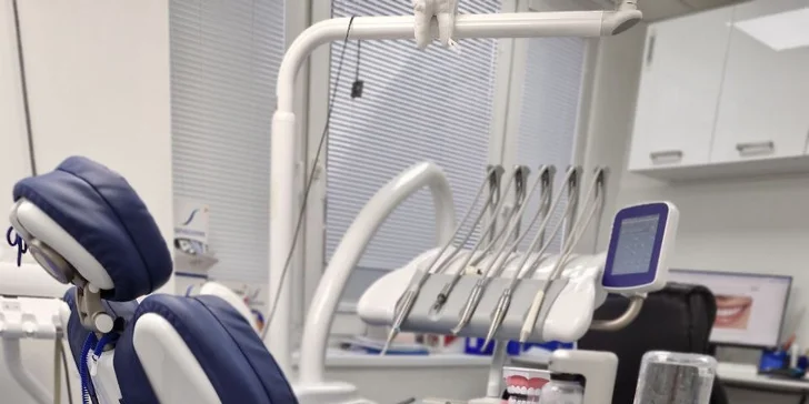 Během 40–60 min. vám tu ultrazvukem odstraní zubní kámen, pomocí pískování (AirFlow) sjednotí pigment zubů, bez toho aby se poškodila sklovina, a fluoridace se postará o prevenci zubních kazů. 