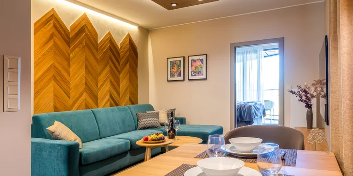 Jednopokojový Apartmán Standard je vybaven samostatnou ložnicí s manželskou postelí, obývacím pokojem s rozkládací pohovkou a plně zařízenou kuchyní.