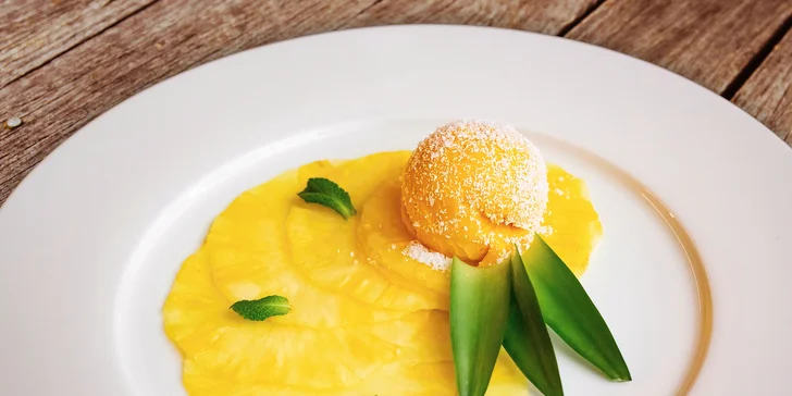 3chodové menu pro dva: telecí rilletes, kachní prso nebo salát a ananasové carpaccio se sorbetem