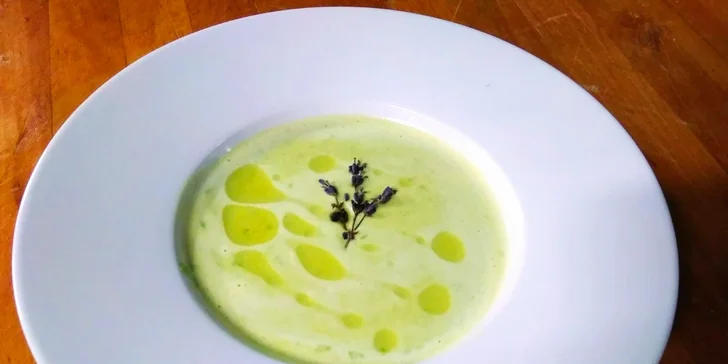 Romantické menu s květy: 5 chodů zdobených bio levandulí, víno i limonáda