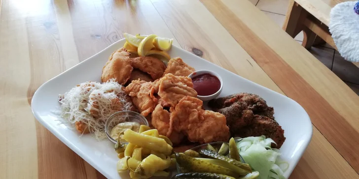 600 g nebo 1200 g kuřecích a vepřových řízků, domácí pečivo a omáčky, zelenina