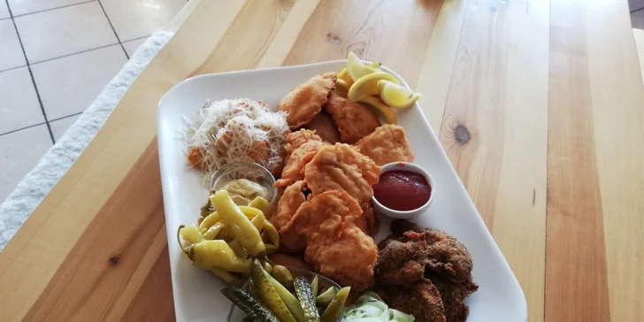 600 g nebo 1200 g kuřecích a vepřových řízků, domácí pečivo a omáčky, zelenina